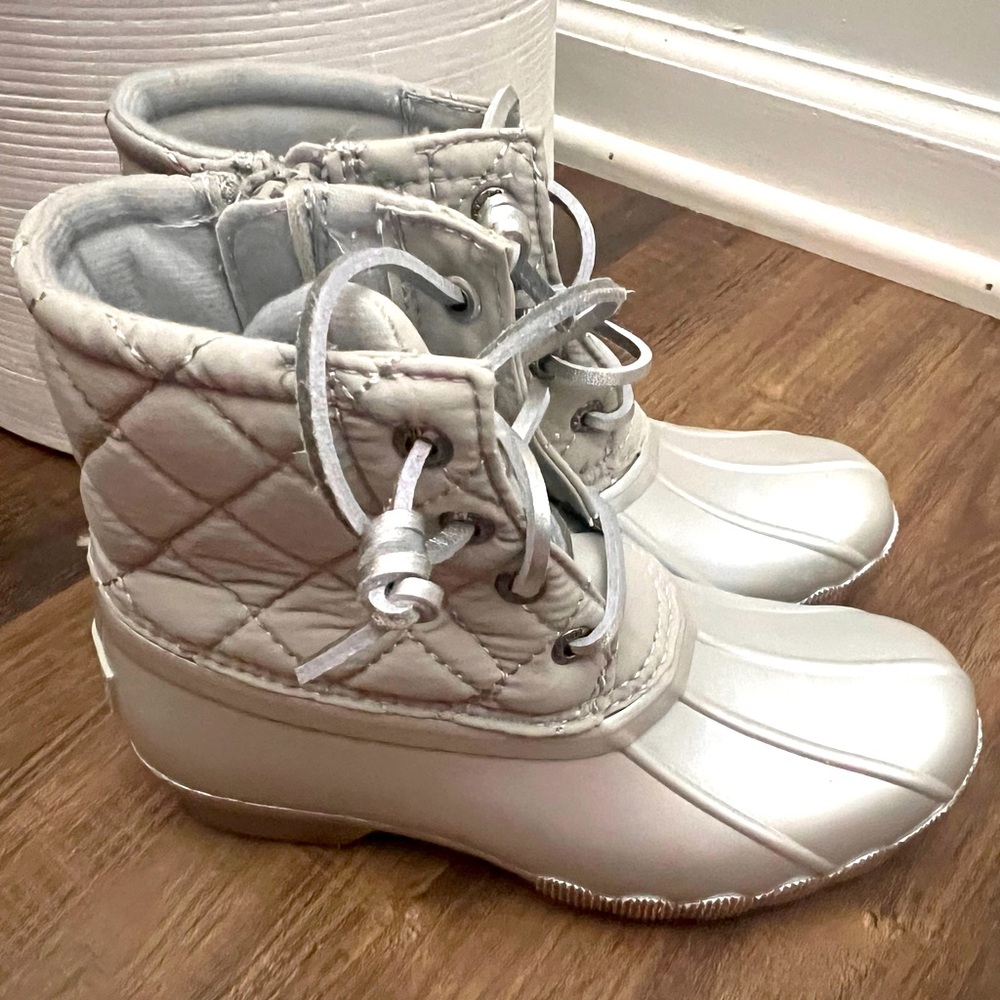 Snow boots